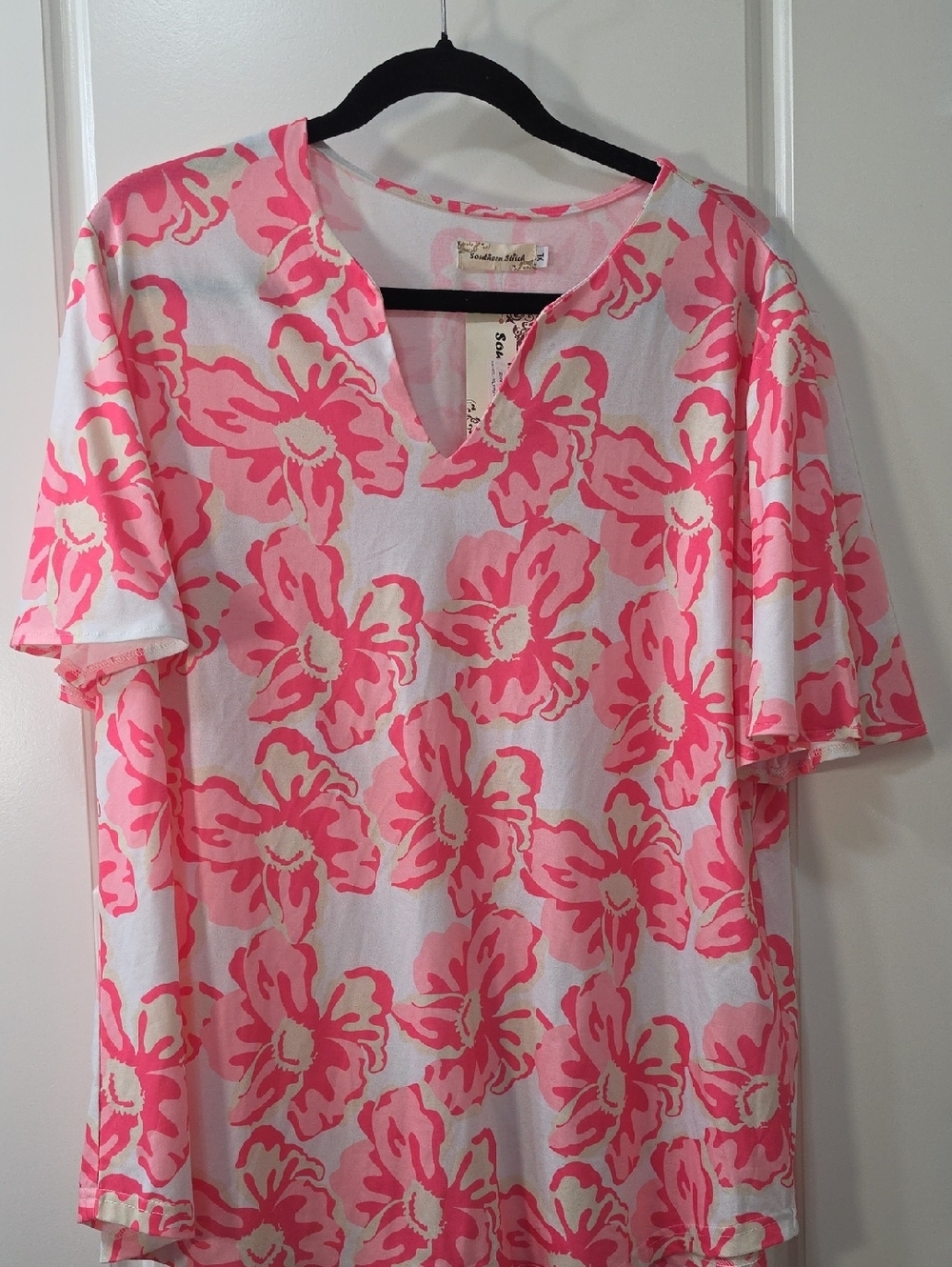 Southern Stitch Pink & White Floral V-Neck Tee - XL